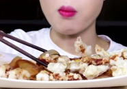小姐姐吃糖醋酱,小姐姐的糖醋酱美食之旅