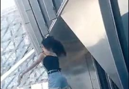 小姐姐滑下楼梯抖音视频,小姐姐滑下楼梯，网友直呼“太美了！”