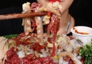 小姐姐生吃牛肉咀嚼音,咀嚼声中的独特风味体验