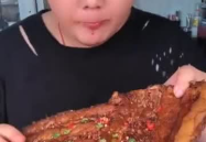 小姐姐吃排骨肉视频,小姐姐现场教学如何轻松啃排骨肉